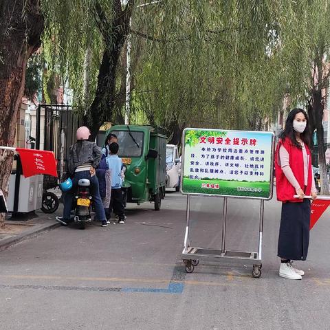 用心护学 为爱站岗——濮阳市实验小学三（9）班家长执勤