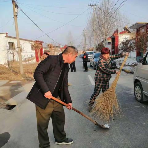 美化环境，我们在行动，为贯彻落实乡村振兴拉近城乡之间的距离，打造美丽宜居家园我们村始终不甘落后，紧跟步伐建设美丽乡村。