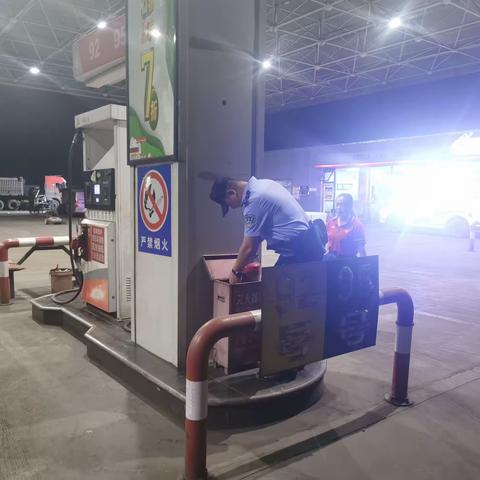 离石公安分局开展夏夜治安巡查宣防第二次集中统一行动