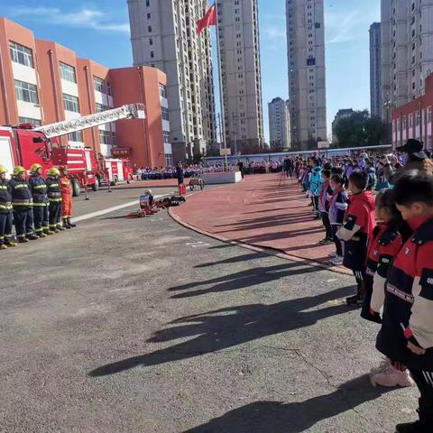 以演筑“防 ”  以练为战——银浪牧场林场消防队助力校园消防疏散演练