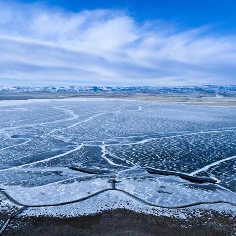 湖面冰封凝素韵，山川雪影入画屏
