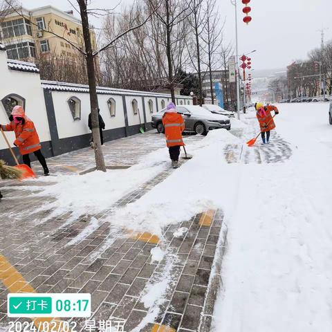 环卫工人浴“雪”奋战  全力以赴保畅通