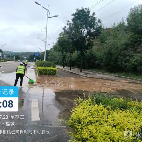 暴雨过后环卫工人忙清淤   保障道路整洁畅通