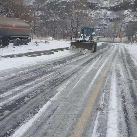 山西省晋城南公路管理段   以雪为令扫雪除冰 确保公路安全畅通