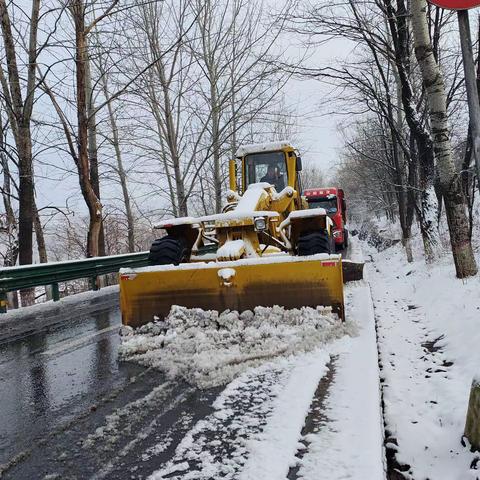 迎风战寒 ， 清冰扫雪 ， 他们在行动！