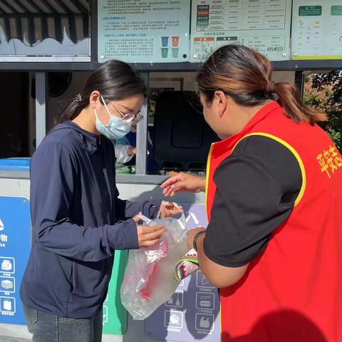 人人争做文明人！党员志愿者“站桶”指导，助力垃圾分类