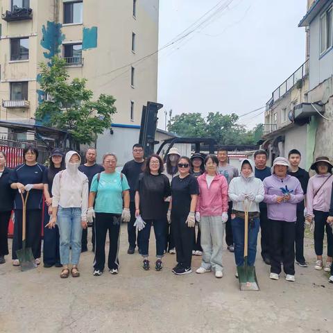 纪检下沉一线 共治美丽家园 ——石桥子街道石桥子社区联合溪湖区纪委开展小区环境整治志愿服务活动