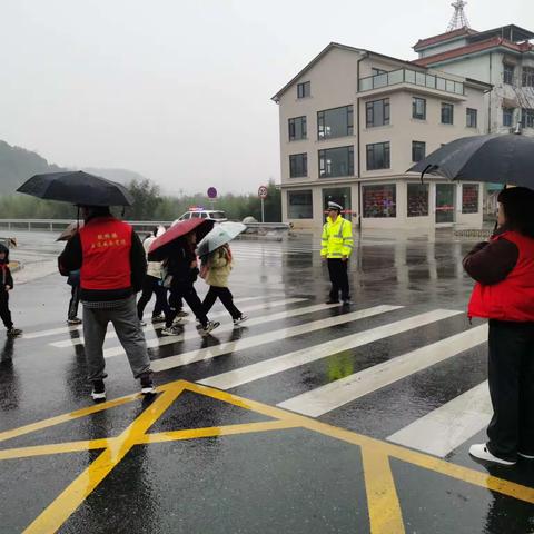 一枝一叶总关情，家校共建安全线！                  ——记板桥小学护校安园家长“爱心岗”活动掠影