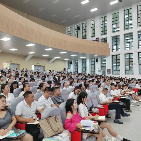 抓课标引领作业设计    铸师德促进教师成长