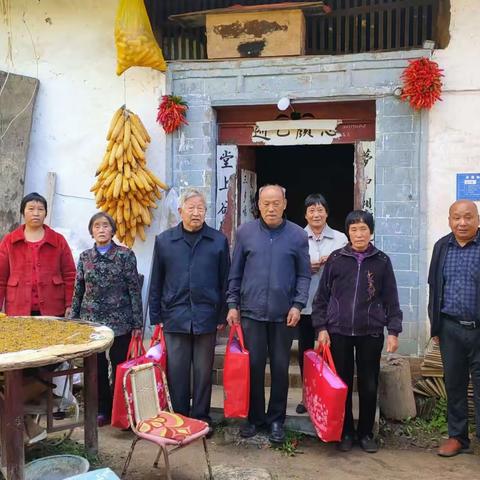 狮子庙镇坡前村重阳节走访慰问老人活动