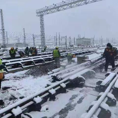 风雪中的“铁骨卫士”：驼峰减速器与ZK4道岔的冬季清雪战歌