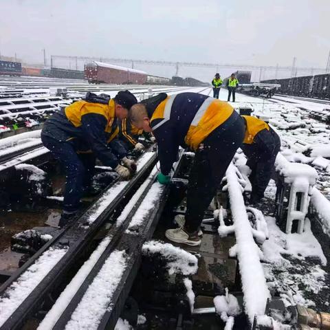 风雪中的坚守：驼峰减速器的“防寒卫士”