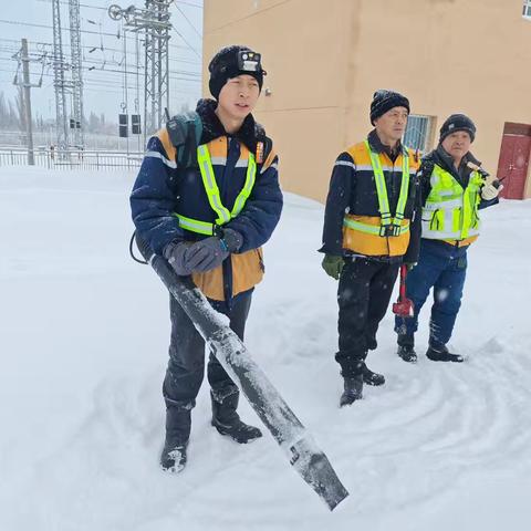 以雪为令！驼峰调车场的“清雪护卫队”