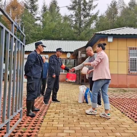 中秋慰问送真情 浓浓关怀暖人心