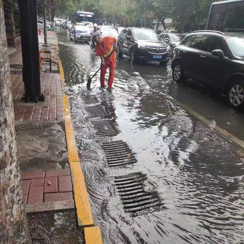 雨中稳坚守雨后忙清洁