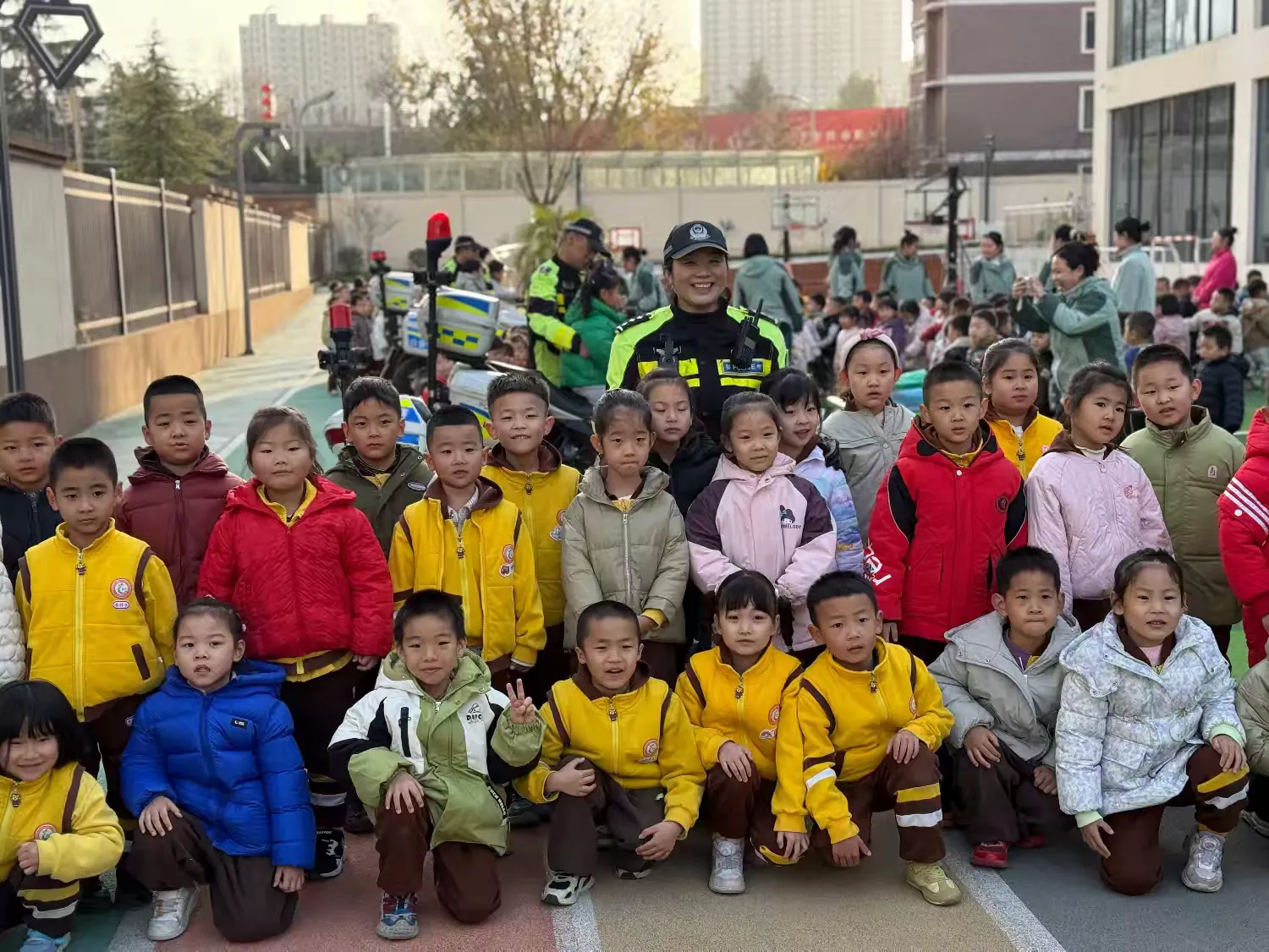 简篇-122“全国交通安全日亮点纷呈 宝鸡交警用心搭台 让文明交通“活”起来