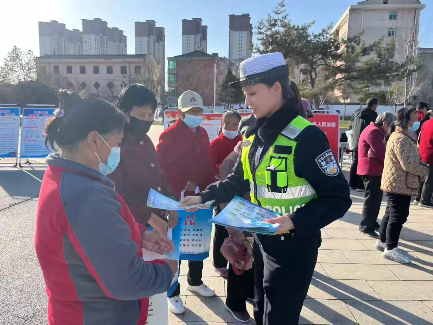 简篇-122“全国交通安全日亮点纷呈 宝鸡交警用心搭台 让文明交通“活”起来