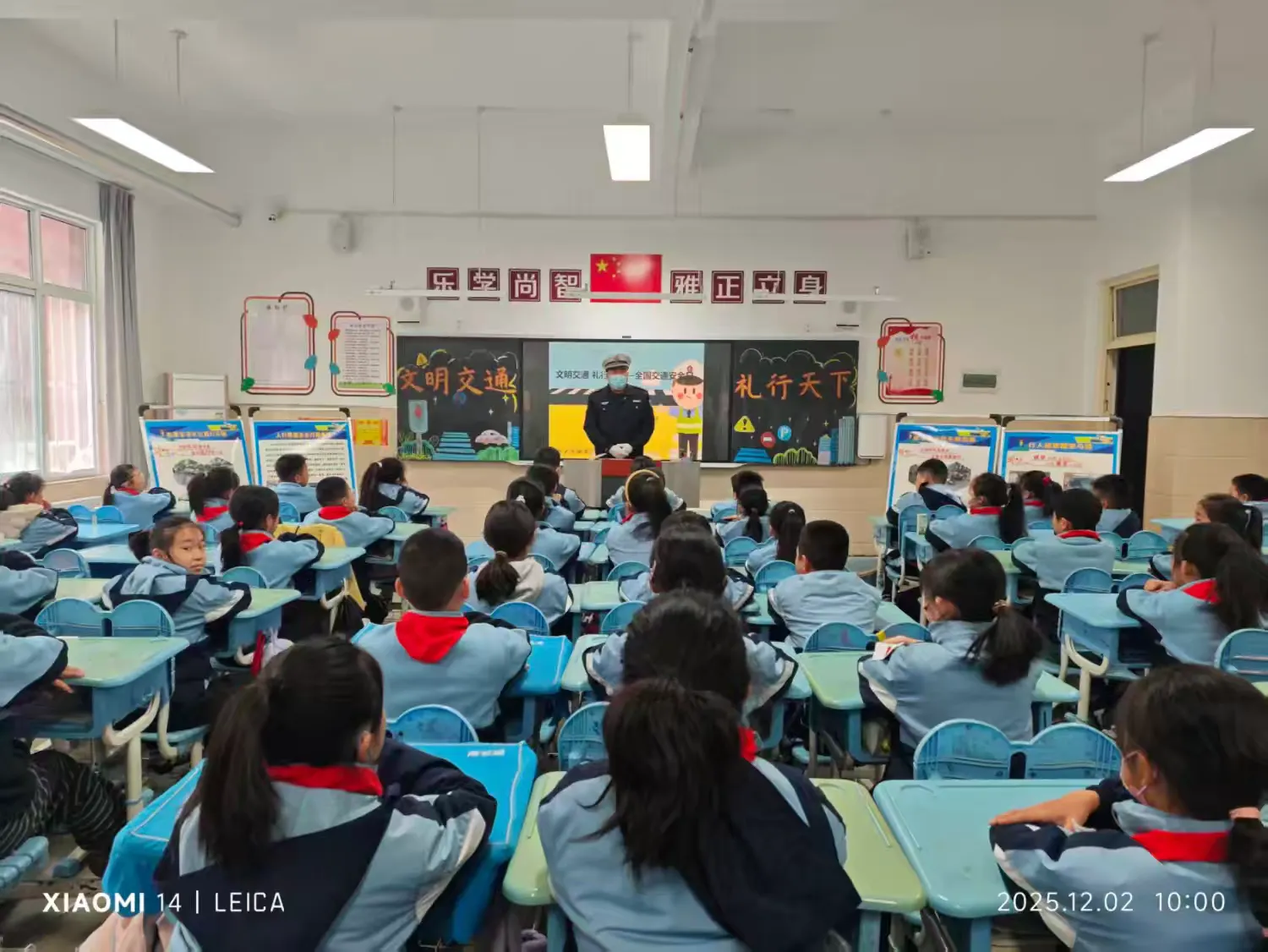 简篇-122“全国交通安全日亮点纷呈 宝鸡交警用心搭台 让文明交通“活”起来