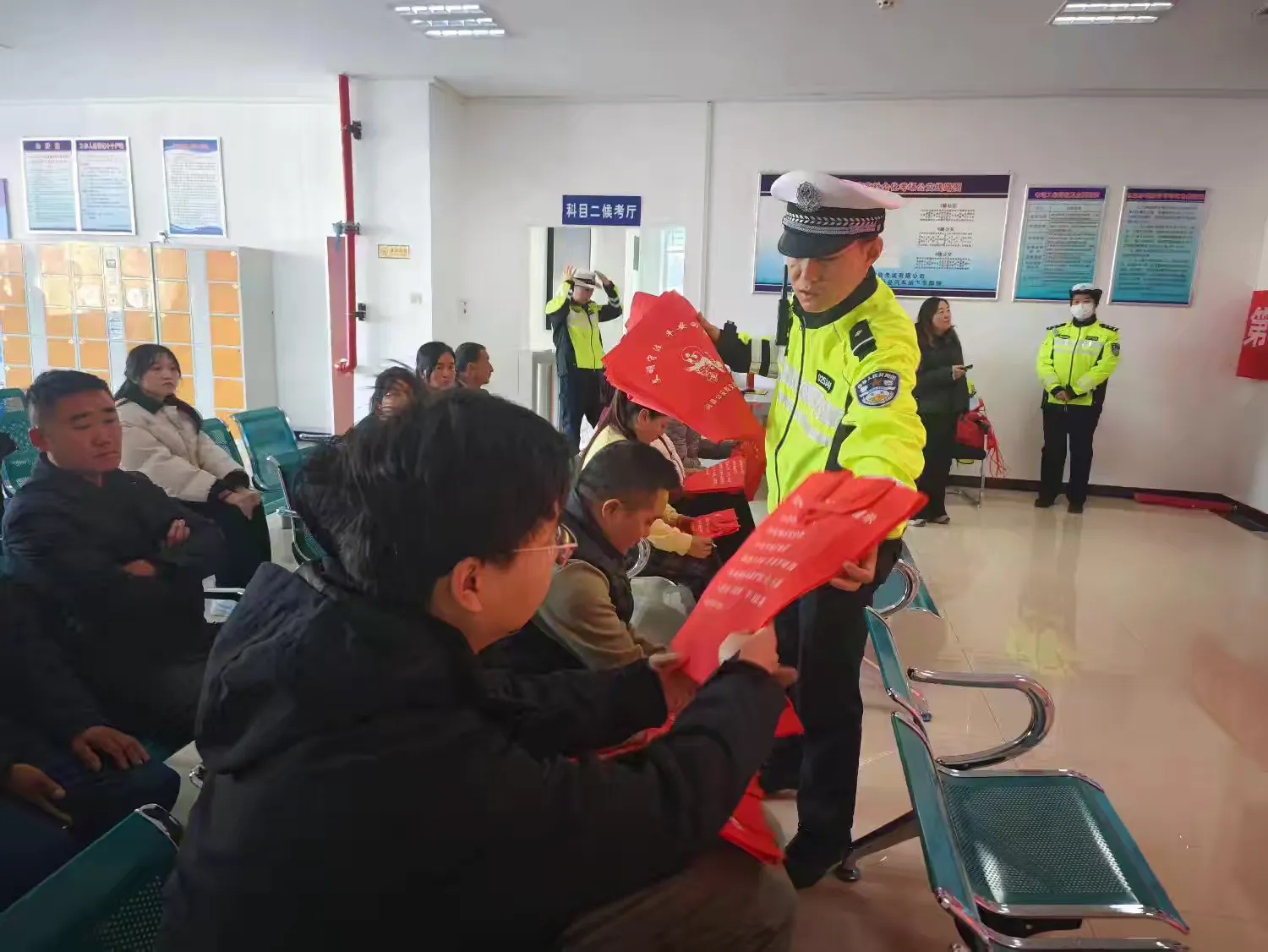 简篇-122“全国交通安全日亮点纷呈 宝鸡交警用心搭台 让文明交通“活”起来