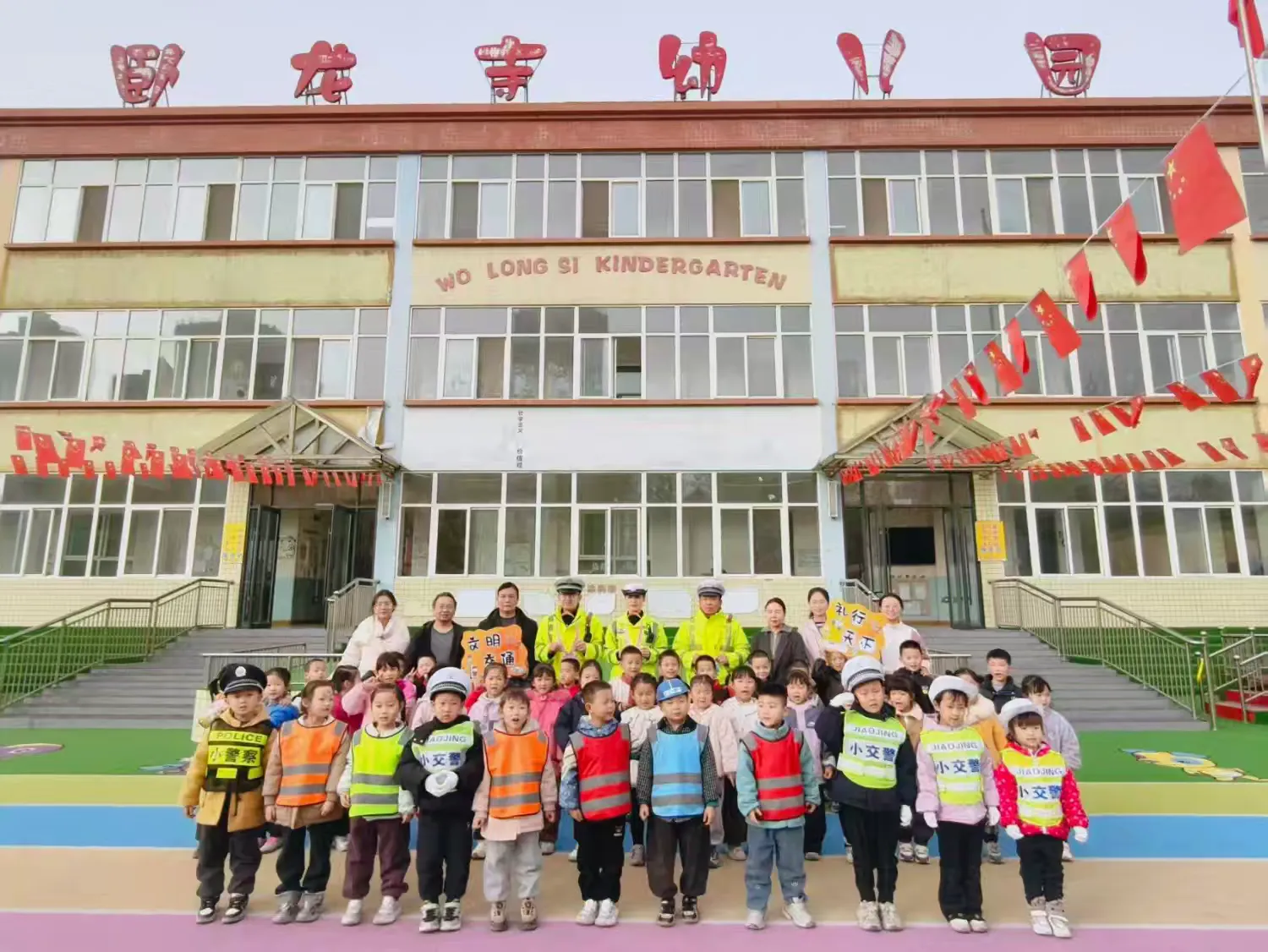 简篇-122“全国交通安全日亮点纷呈 宝鸡交警用心搭台 让文明交通“活”起来