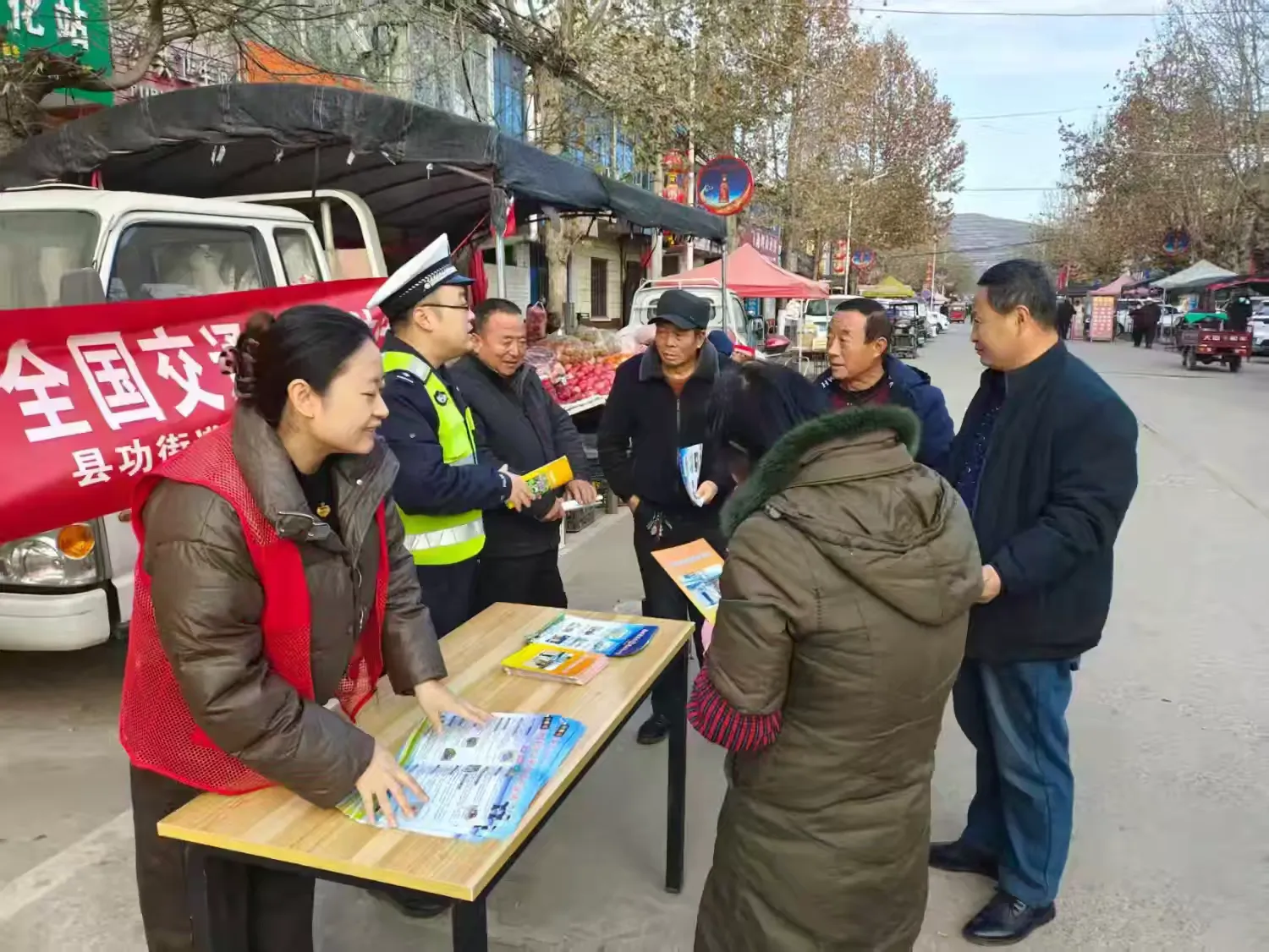 简篇-122“全国交通安全日亮点纷呈 宝鸡交警用心搭台 让文明交通“活”起来