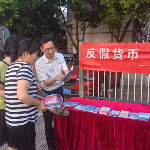 工行新城邱隘支行开展“现金服务大篷车”活动