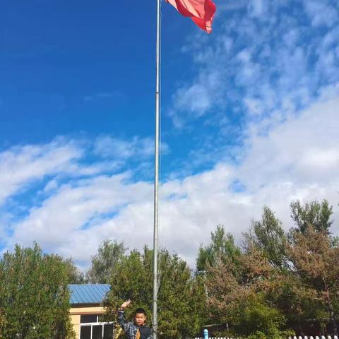 童心向祖国 齐心迎国庆 与国旗合影 为祖国祝福———二年四班假期德育活动