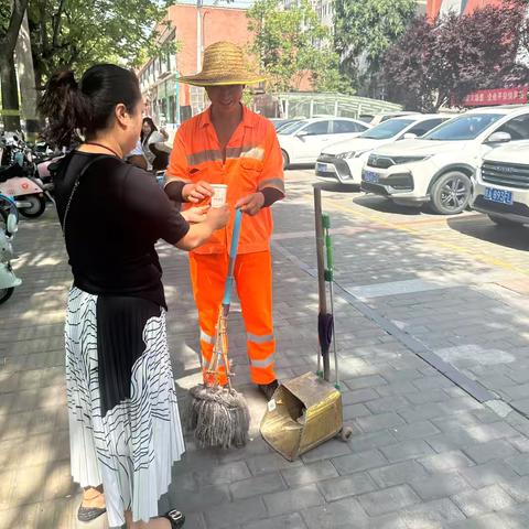 炎炎夏日送清凉，丝丝关怀暖人心 夏日高温来袭，环卫工人却仍然一如既往地坚守岗位，为保障一线环卫工人平安度夏，西安盈联环卫落实多项举措，切实抓好防暑降温和安全生产工作。关注户外天气情况，调整高温作业时间