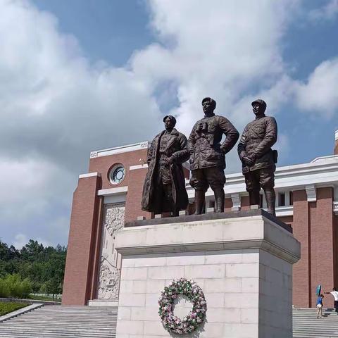 我是池阳小学五四班的张梁蕊，我正在参加池阳小学暑期微实践“习语”润童心“五星”向未来之“微责任”