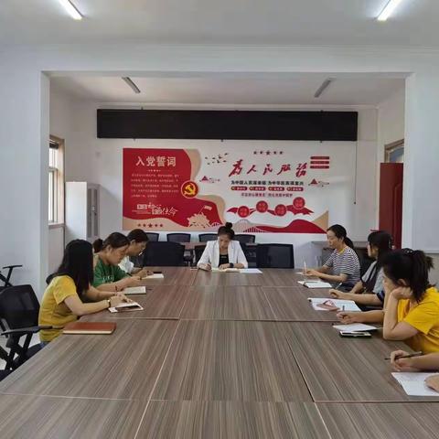 斜口街道斜口社区召开周一工作例会