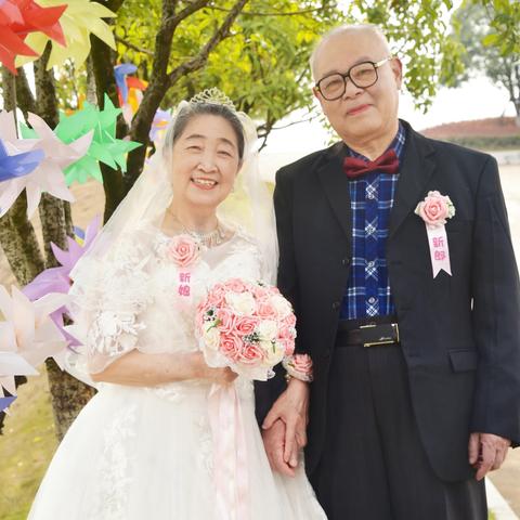 风雨五十情无限，白首相伴到永远