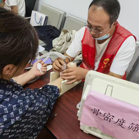 【先锋龙洞】文明实践 志愿同行——  “ 欢度国庆 尊老敬老 ” 主题健康义诊活动