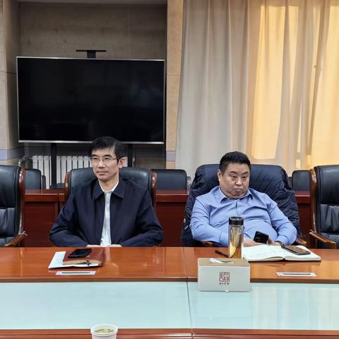 1月26日下午，区政协主席单翔、副区长王军华组织召开城镇化重点工作调度会议。