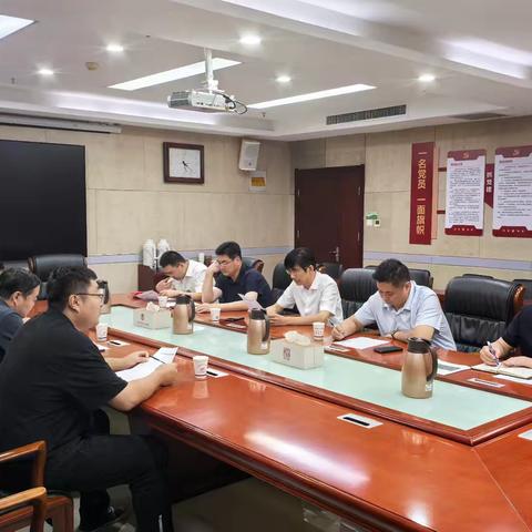 5月30日下午，区政协主席单翔、区政府副区长王军华在区行政中心组织召开家政学院项目推进座谈会
