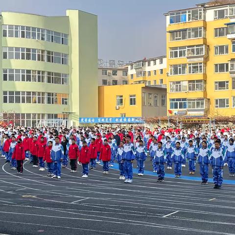 消防记心中，红旗永飘扬——通化市二中教育集团二中校区消防主题升旗仪式