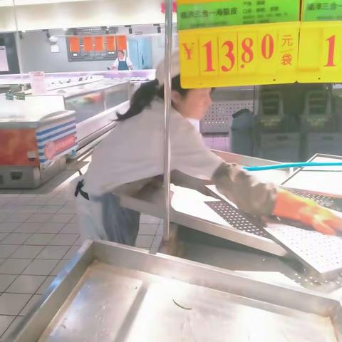 文化宫店9月27日生鲜盘点前清洁卫生图片