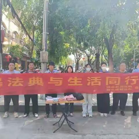 团三才镇委联合三才司法所开展“民法典与生活同行”进乡村法治宣传活动