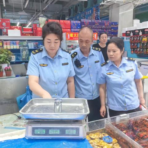 重点食品市场所开展计量器具检查，严厉打击“缺斤少两”，提醒告诫经营户“守法诚信经营”