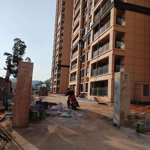 吉鸿花园小区打卡更新后续，一个月的时间工程速度很快，从原来的地面黄泥巴变成水泥地面，绿化也在加班加点中。