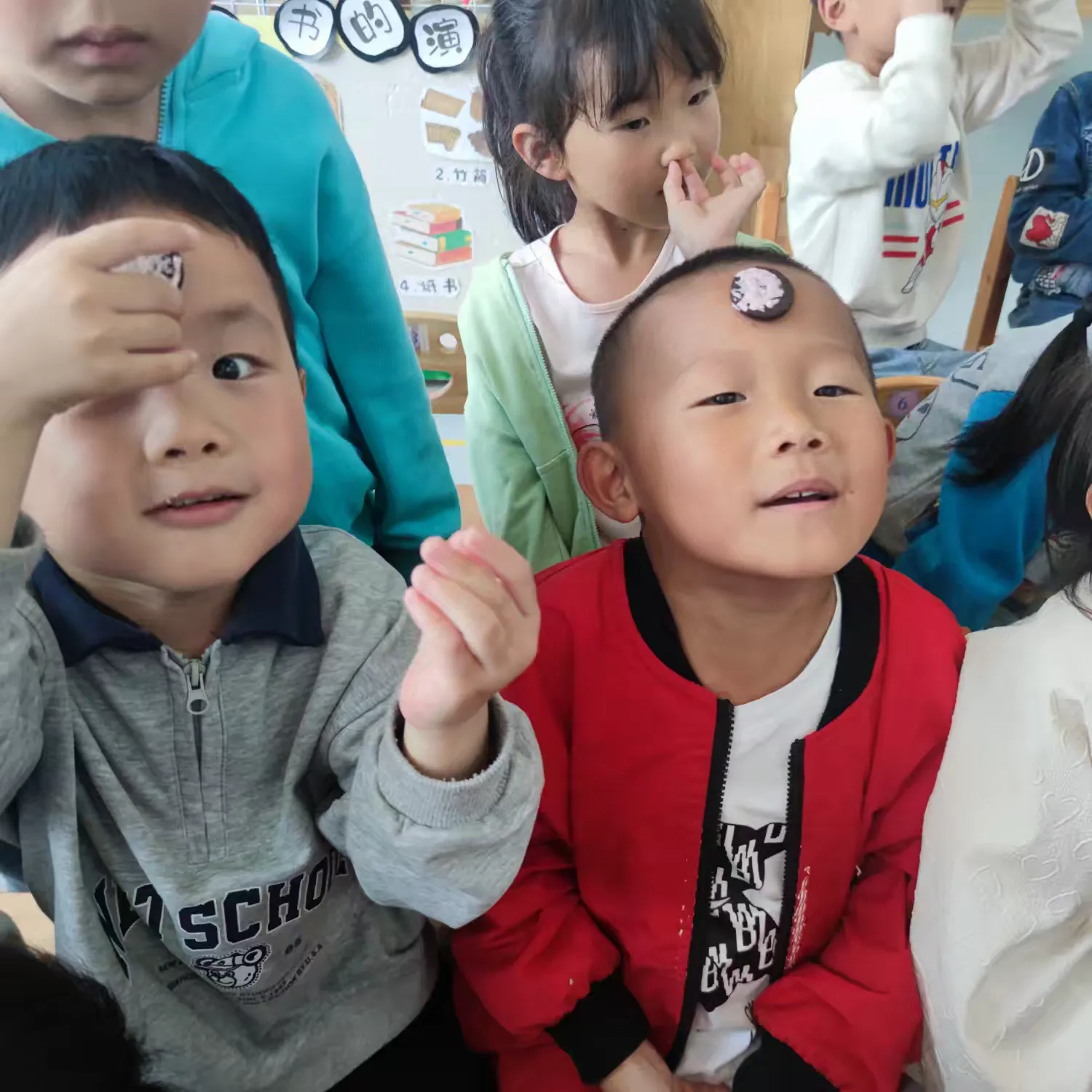 简篇-本月开展了关于身体的秘密主题活动,让幼儿们了解我们的五官以及内脏,知道了五官的作用及其内脏的作用。
于是开展了游戏活动利用自己的五官来尝试吃到饼干。