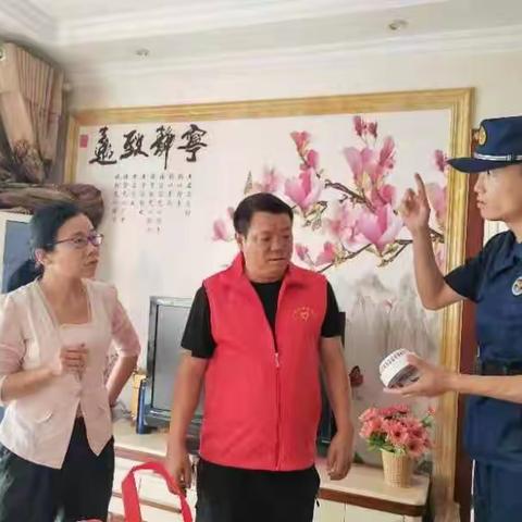 《消防为民做实事》——上林街道消防所为沣水园小区独居老人安装独立烟感