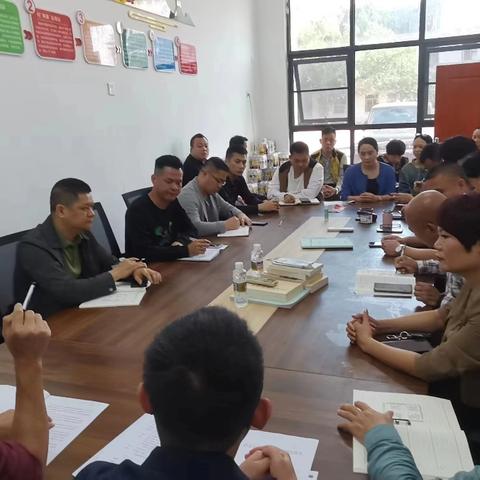 老城镇才吉乡村振兴助力潭才村更换年久失修排污井盖，确保村民出行安全，打造美丽乡村宜居生活环境