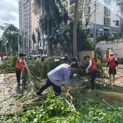 摩羯肆虐惊心魄、欣龙热情敢担当 ——欣龙无纺人参与才吉村委会潭才村开展“摩羯”台风后人居环境卫生整治、家园重建工作。