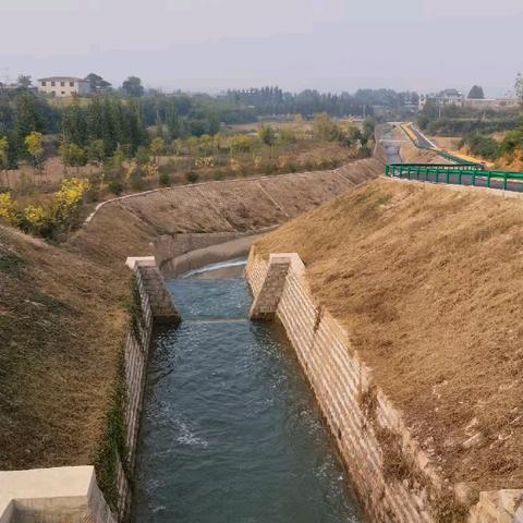 邯郸市生态水网管理中心主任邢慧学一行到磁县跃峰渠调研。