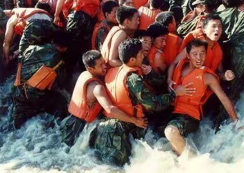 洪水无情，人间有情—河北省拥军模范田金芳心系子弟兵同中国国际救援中心集团领导一起奔赴抗洪一线慰问官兵