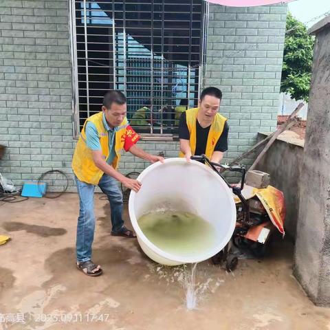 抱瑞村委会开展预防登革热卫生整治活动