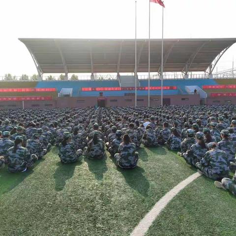 高一新生2023级214班军训生活 军训是一种体验  也是一种锻炼身体的方式