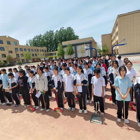 “劳动最美丽，奋斗正青春”秋月中学团委组织开展志愿劳动活动