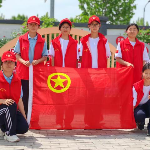 “我和团旗合影，定格最美青春”——秋月中学团委迎五四活动