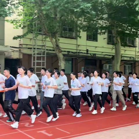 郑州爱中学校2023级高一新生军训第二天：磨炼致敬青春 汗水见证成长